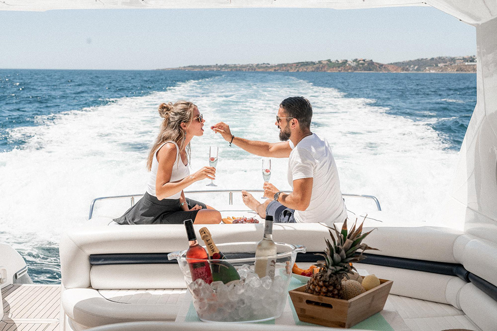 How do you choose a luxury yacht?