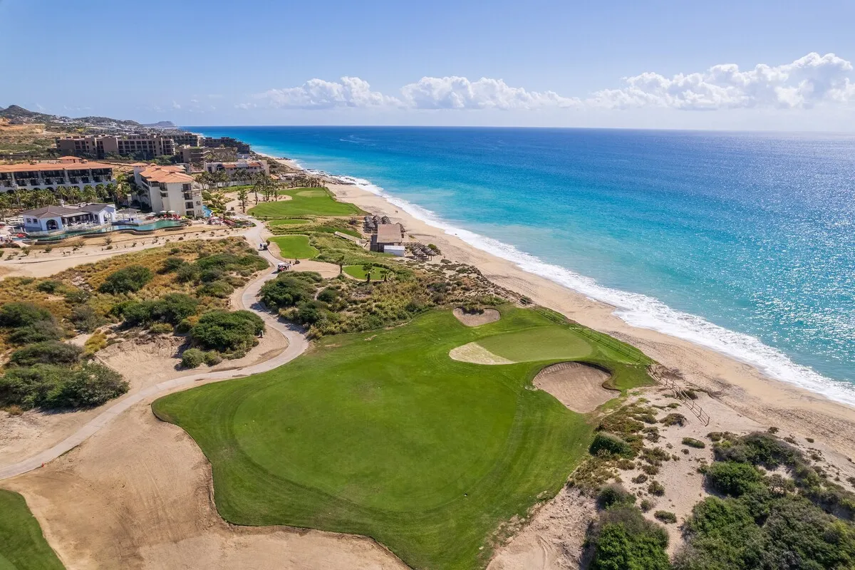 Luxury golf course overlooking the ocean in Los Cabos
