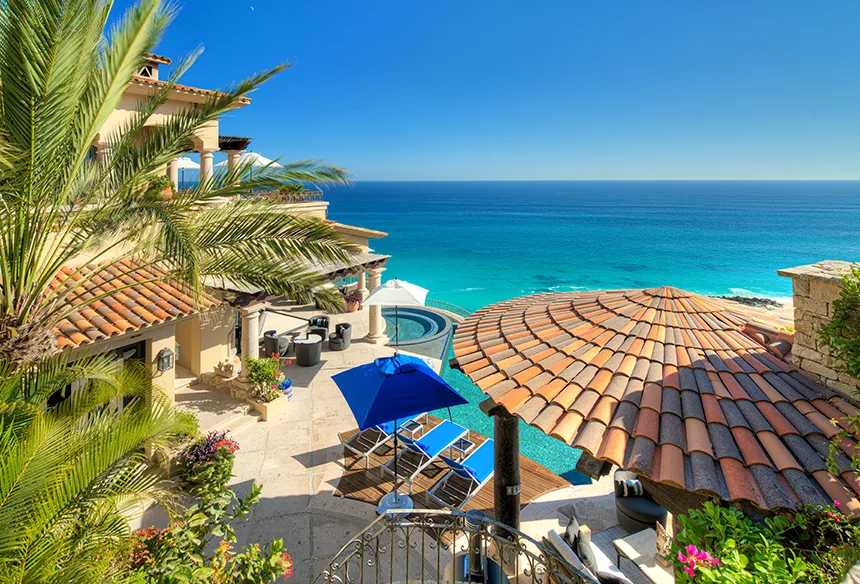 Oceanfront villa terrace with infinity pool in Pedregal
