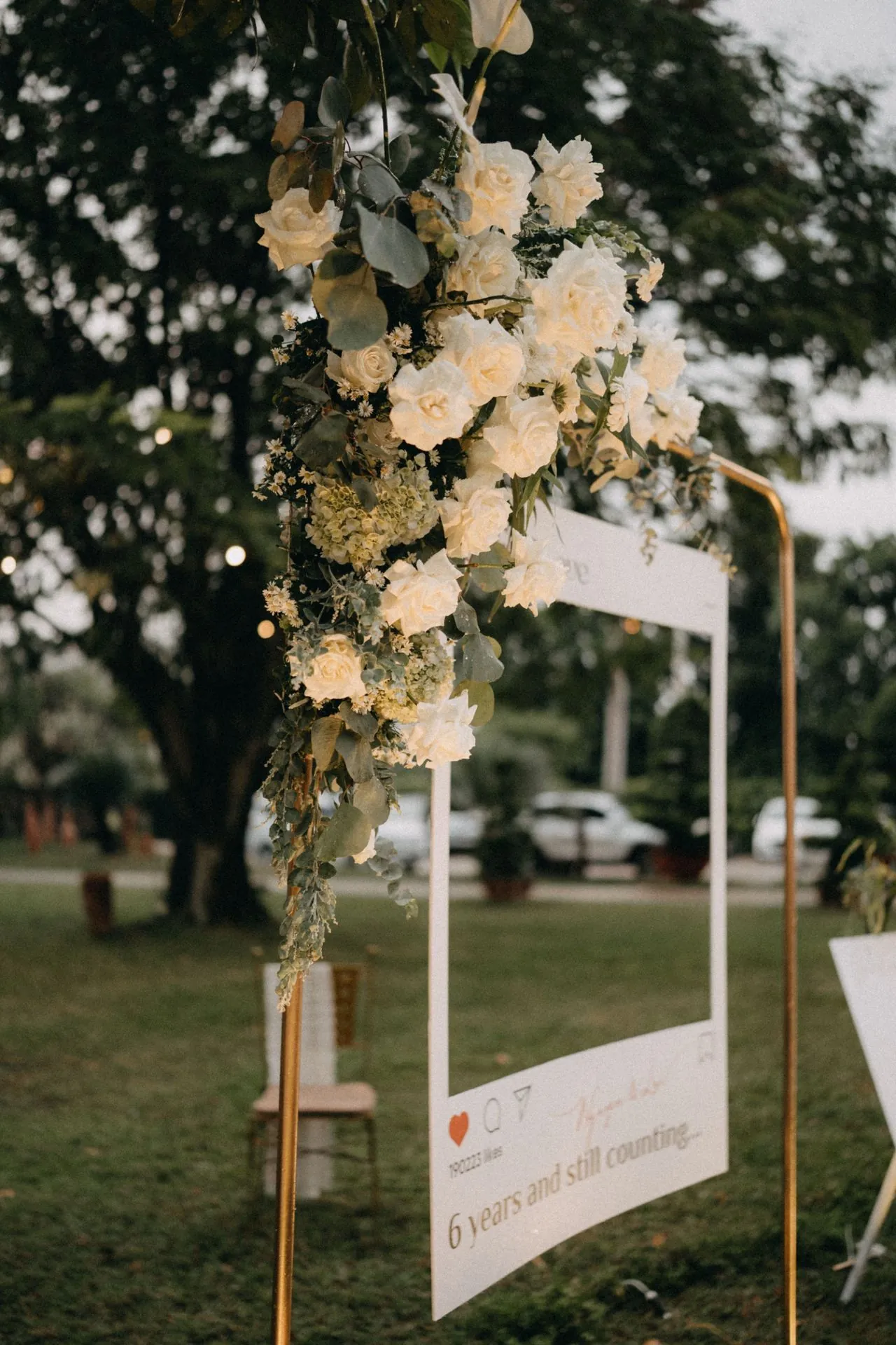Floral photo booth frame for wedding guests in Cabo