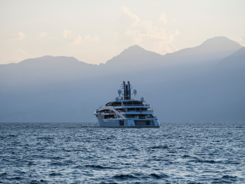 How to Choose Between a Yacht Charter and a Sunset Cruise