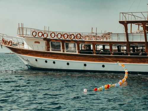 How to Evaluate Private Yacht Charters for Group Travel